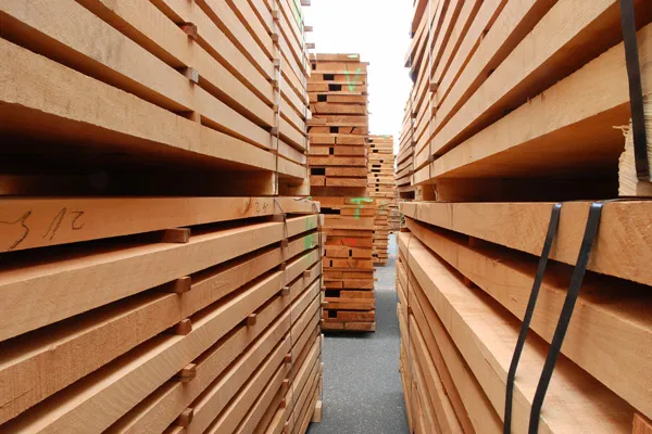 Gestapeltes Bauholz in einem Sägewerk oder Großhandel zur industriellen Weiterverarbeitung.