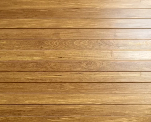 Glatt hobelfräste Holzdiele aus Iroko (Kambala) mit feiner Maserung in warmem Goldbraun