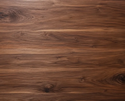 Großaufnahme der edlen, dunklen Holzmaserung von American Black Walnut mit sichtbarer Struktur und Wirbeln.