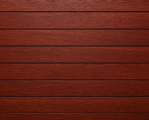 Waagerecht angeordnete Bretter aus tiefrotbraunem Dark Red Meranti Holz mit feiner Maserung und gleichmäßiger Holzstruktur.