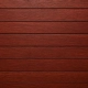 Waagerecht angeordnete Bretter aus tiefrotbraunem Dark Red Meranti Holz mit feiner Maserung und gleichmäßiger Holzstruktur.