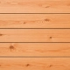 Horizontal liegende Bretter aus europäischer Douglasie mit warmer Holzfärbung und natürlicher Maserung.