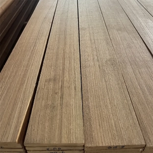 Indien Teak Decking Glatt gehobelte Teak-Terrassendielen (Decking) aus Indien im Detail.