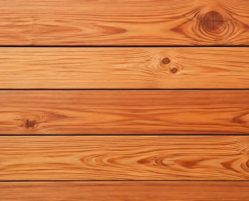 Nebeneinander liegende Bretter aus Oregon Pine Holz mit warmem Farbton, Ästen und feiner Maserung.