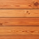 Nebeneinander liegende Bretter aus Oregon Pine Holz mit warmem Farbton, Ästen und feiner Maserung.