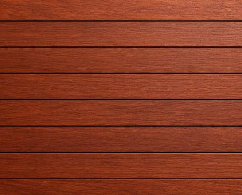 Horizontal angeordnete Bretter aus rotbraunem Sapeli-Holz mit edler Maserung und feiner Oberflächenstruktur.