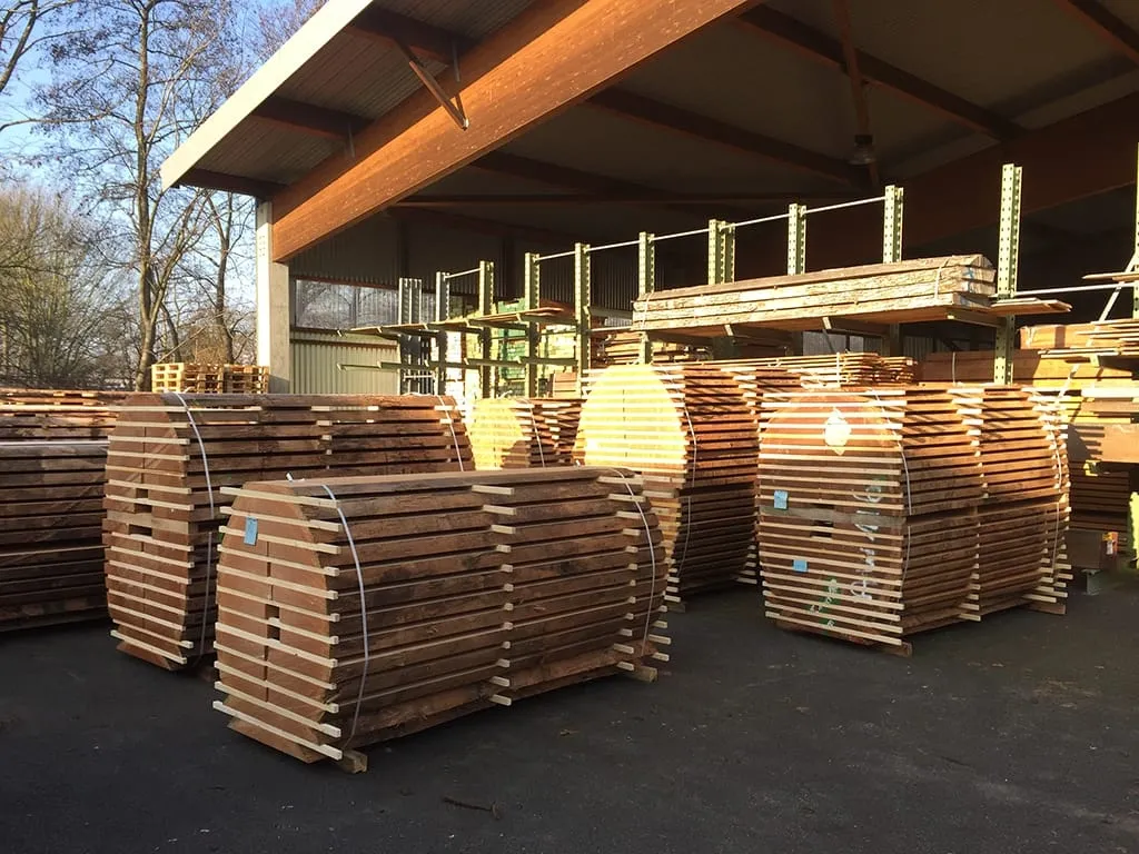 Schnittholz-Pakete unter dem Lagerdach bei WOB Timber in Hamburg.