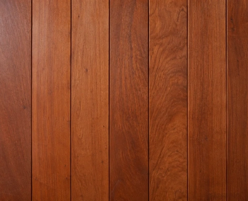 Senkrecht angeordnete Bretter aus rotbraunem Sipo Holz mit eleganter Maserung und feiner Struktur.