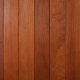 Senkrecht angeordnete Bretter aus rotbraunem Sipo Holz mit eleganter Maserung und feiner Struktur.