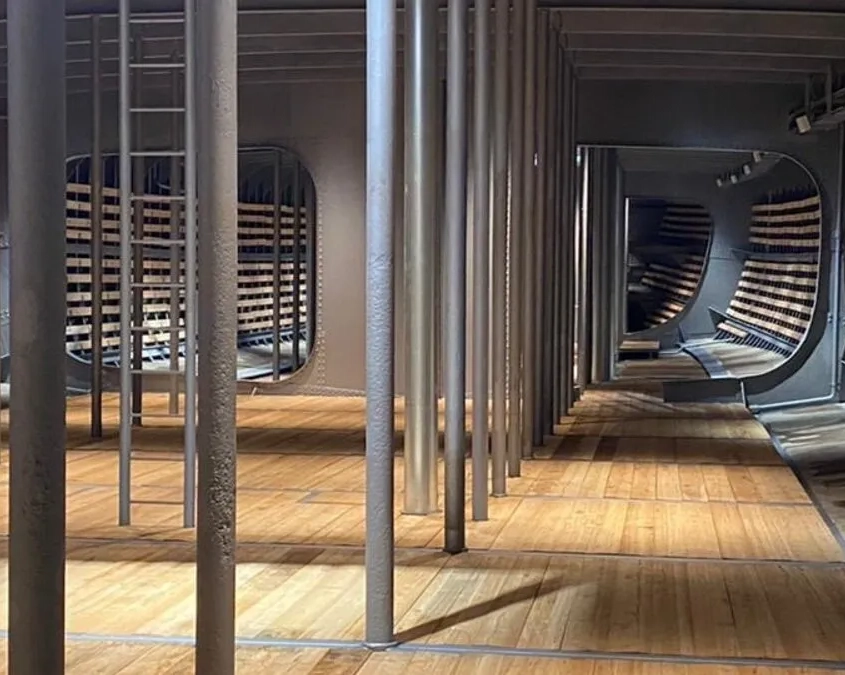 WOB Timber: Projekt Viermastbark „Peking“ in Hamburg Innenansicht des restaurierten Laderaums für das Projekt Viermastbark „Peking“ mit neu verlegtem Holzboden.