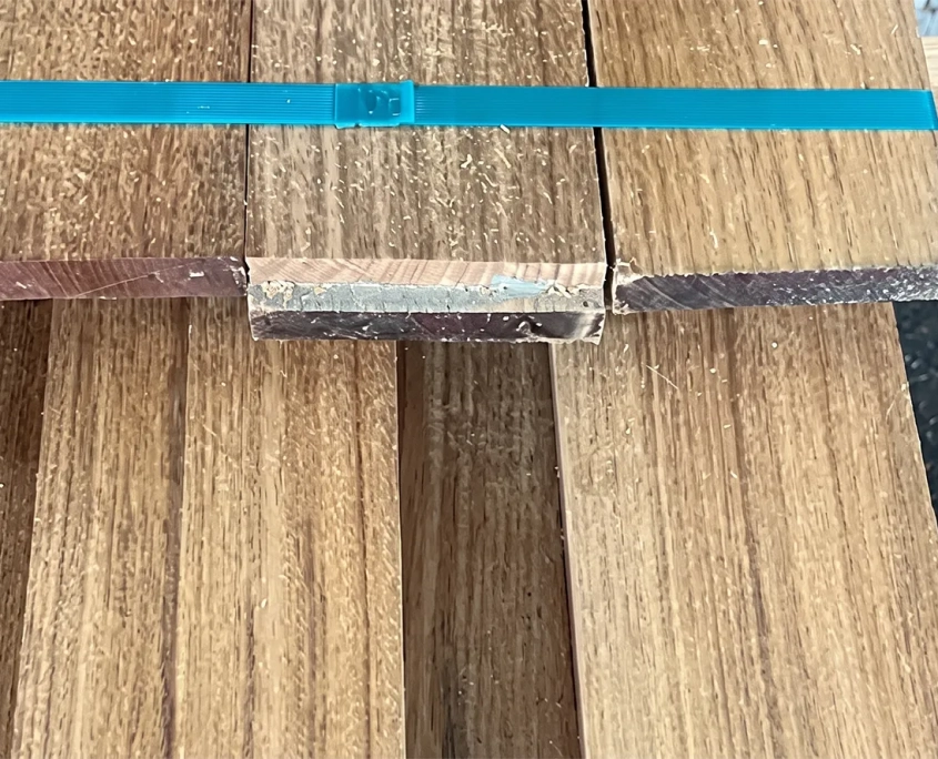 wob-timber-teak-India-schnittholz Nahaufnahme von aufgestapelten Schnittholzbrettern.
