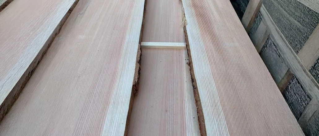 WOB Timber Douglasie Blockware Unbesäumte Douglasien-Bohlen (wertgeästete Blockware) mit hellem Splintholz und rötlichem Kern.