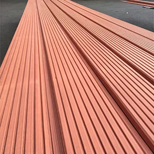 Mukulungu Terrasse Dielen Rötliche, geriffelte Mukulungu-Terrassendielen in langer Flucht auf dem Lagerplatz.