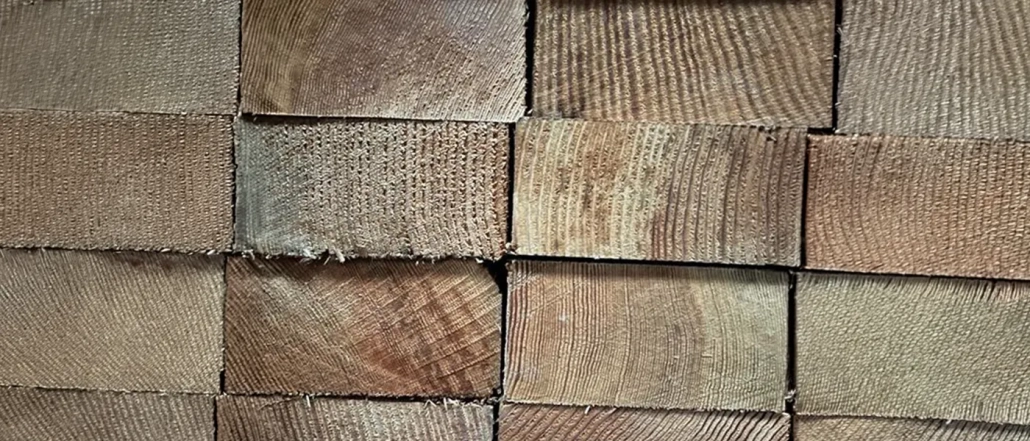 Oregon Pine Querschnitt Rift Querschnitt gestapelter Oregon-Pine-Kanthölzer mit stehenden Jahrringen (Riftschnitt).