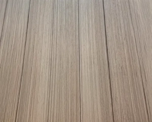 Nahaufnahme von Teak-Fineline-Holzdielen mit feiner, geradliniger Struktur.